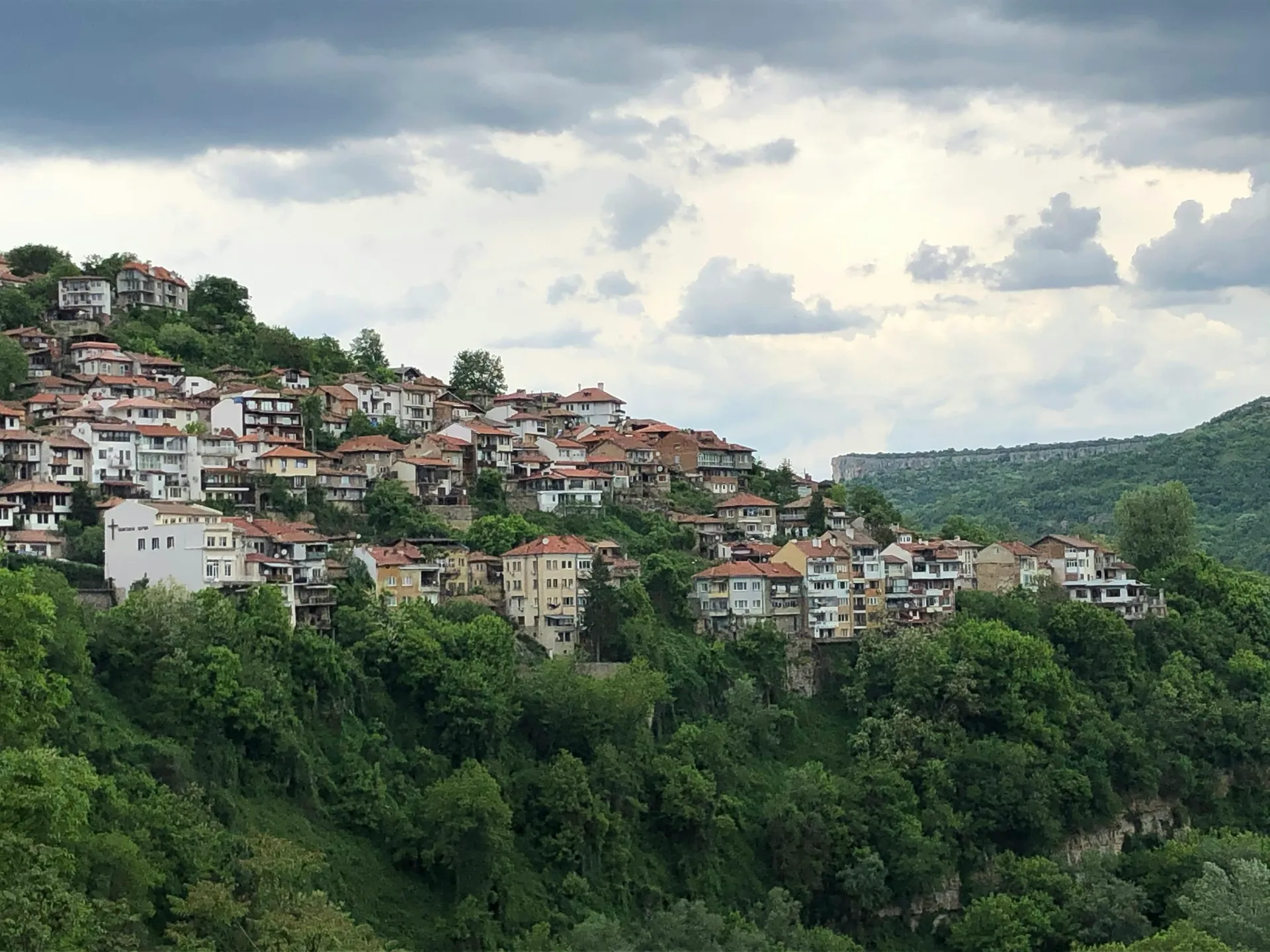 Къщите на Велико Търново по склона над гората край Янтра